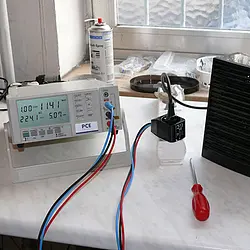 Amperímetro comprobando la potencia calorífica de un termoventilador eléctrico