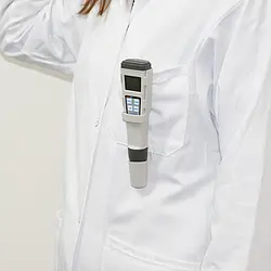 Analizador de agua - Imagen del dispositivo sujeto en el bolsillo de una bata