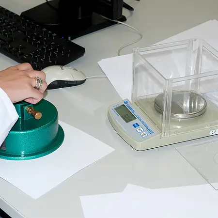 Balanza para papel - Cortando una muestra