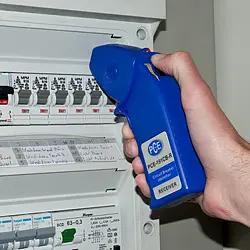 Detectando cables en un cuadro electrico con el detector de cables