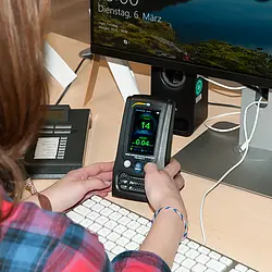 Medidor de CO2 - Imagen de uso en una oficina