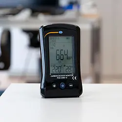 Medidor de temperatura - Dispositivo colocado sobre una mesa