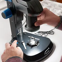 Microscopio de luz transmitida realizando una comprobación