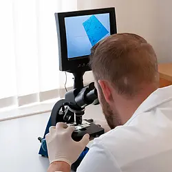 Imagen de uso del microscopio de luz transmitida PCE-PBM 100