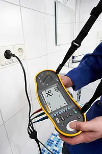 Comprobador de instalaciones FLUKE 1652C en uso