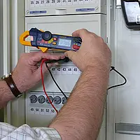 Amperímetro comprobando un cuadro eléctrico