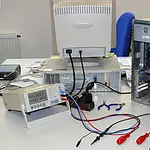 Analizador de redes eléctricas realizando una comprobación