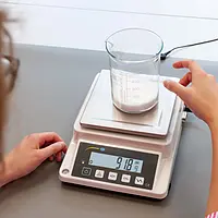 Balanza analítica haciendo un pesaje