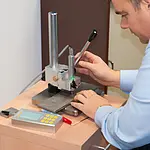 Comprobador de dureza PCE-5000 realizando una medición