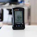Estación de medición de la calidad del aire - Dispositivo colocado sobre una mesa
