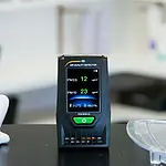 Estación de medición de la calidad del aire - Dispositivo sobre una mesa