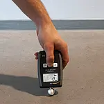 Medidor de humedad de materiales realizando una medición