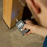Medidor de humedad de materiales haciendo una medición