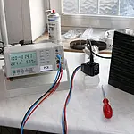 Medidor de potencia comprobando la potencia calorífica de un termoventilador eléctrico