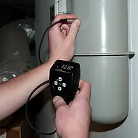 Medidor de recubrimiento comprobando una superficie