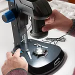 Microscopio de inspección realizando una comprobación