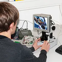 Microscopio realizando una comprobación