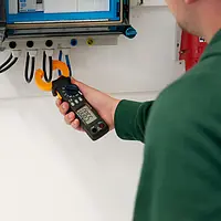 Multímetro realizando una comprobación