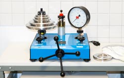Calibration laboratory for handheld pressure meter.