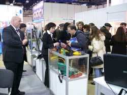 Setor de equipamentos de pesagem: Ludger Göckeler e Irina Holzmann assessorando os clientes na feira.