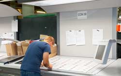 Assurance qualité des produits imprimés avec la cabine de lumière.