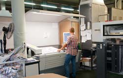 Cabine de lumière utilisée dans une imprimerie.