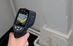 Caméra thermique PCE-TC 24 utilisée sur les tuyaux de chauffage.