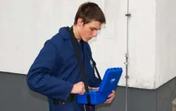 Vérification de la prise de terre d´un bâtiment avec un contrôleur de terre de PCE Instruments.