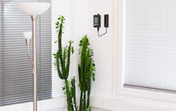 Détecteur de CO2 utilisé dans un bureau.