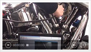 Vidéo d'un endoscope en train de réaliser une inspection sur une moto