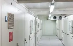 Écran d´un mesureur de puissance dans une armoire de distribution pour contrôler la consommation d´énergie.