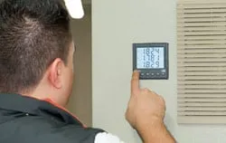 Mesureur de puissance dans la salle de contrôle.