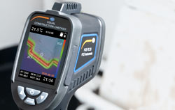 Utilisation d'un mesureur de point de rosée pour examiner un pont thermique.