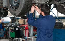 Contrôle de la batterie d'un véhicule électrique dans l'atelier automobile.