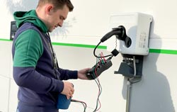 Tests de sécurité et de fonctionnement sur une borne de recharge pour véhicules électriques.