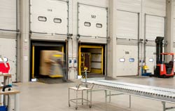 Table élévatrice hydraulique avec balance pendant la préparation des commandes