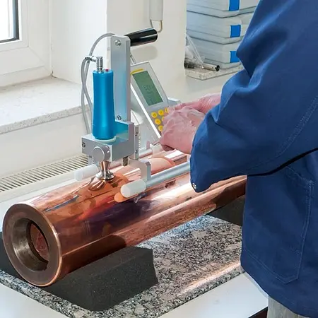 Banc d'essai pour appareil d'essai de matériaux