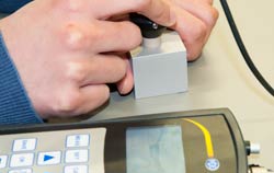 Measure conductivity in metals with conductivity tester PCE-COM 20.