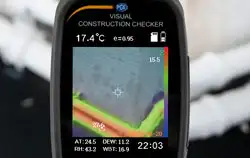 Uso de una cámara térmica inspeccionando la formación de moho.