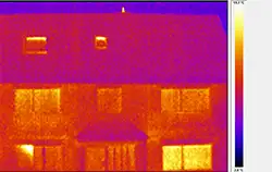 Uso de una cámara térmica para detectar defectos de construcción en edificios.
