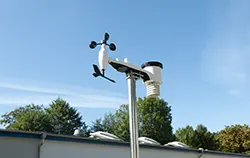 Estación meteorológica sobre un tejado.