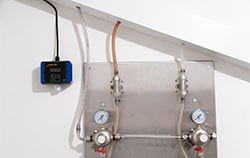 Medidor de CO2 para montaje en una pared.