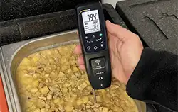Termómetro para alimentos PCE-IR 90 en una aplicación.