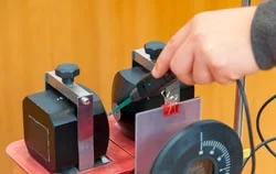 Um medidor de campo eletromagnético utilizado para no campo da investigação.