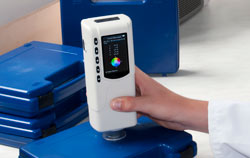 Colorimeter PCE-CSM 4 bei der Qualitätssicherung.