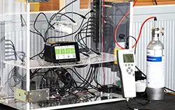 Feuchtigkeitsmessgerät PCE-RCM 16 bei der Kalibrierung.