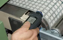 Handtachometer PCE-T 238 in der Anwendung.
