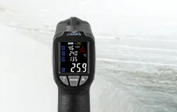 IR-Thermometer PCE-675 zum Aufspüren von Wärmebrücken.
