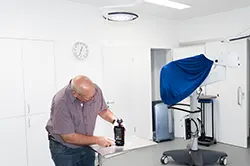 Luxmessgerät bei der Durchführung einer OP-Lampenkontrolle im Operationssaal.