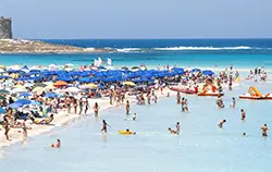 Ein Metallsuchgerät beim Einsatz am Strand um wertvolle Funde, wie z.B. Schmuck, zu finden.